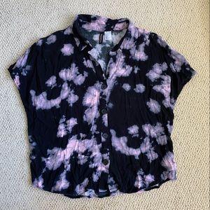 H&M DIVIDED Black & Purple Tie-Dye Collared Button Down Shirt